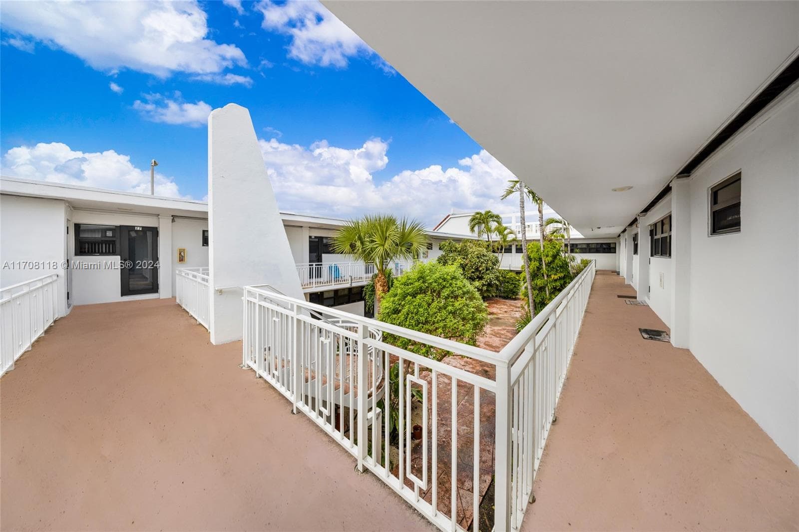 A11708118 — Miami Beach — 10