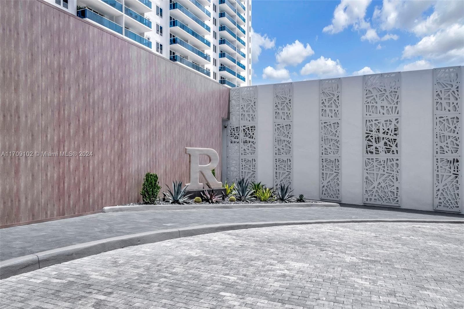 A11709102 — Miami Beach — 40