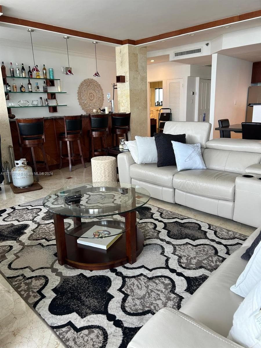 A11711210 — Miami Beach — 2