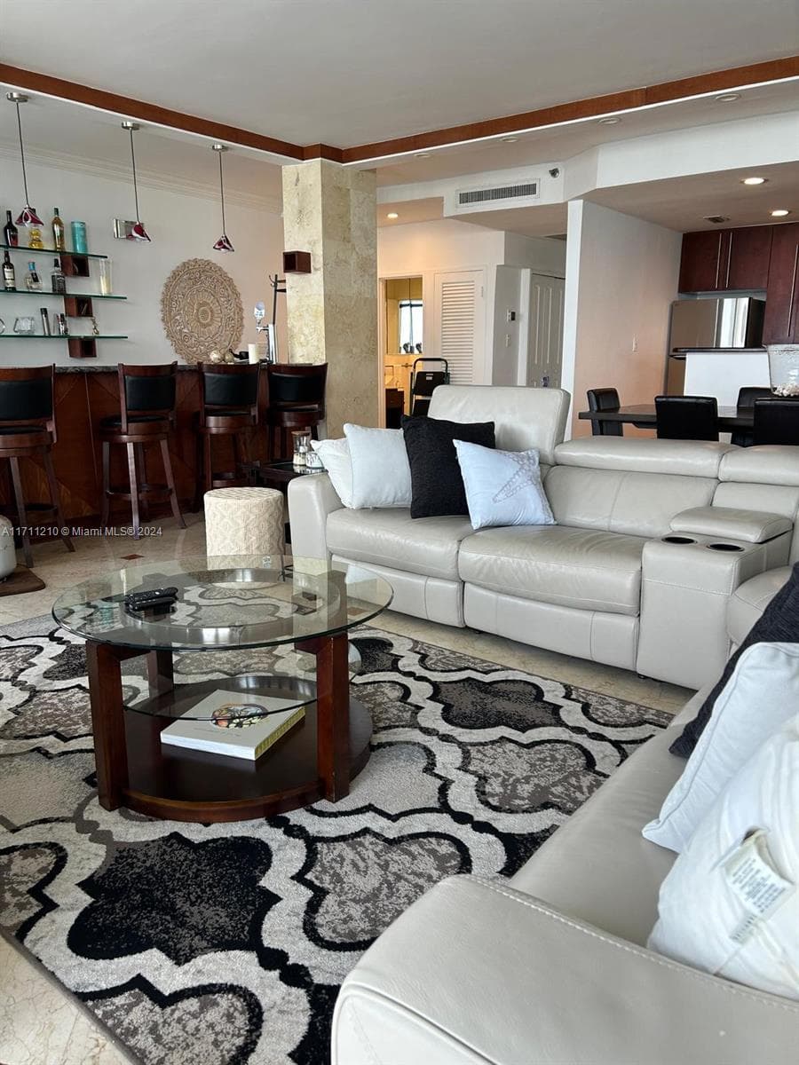 A11711210 — Miami Beach — 3