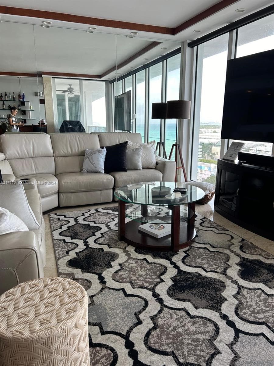 A11711210 — Miami Beach