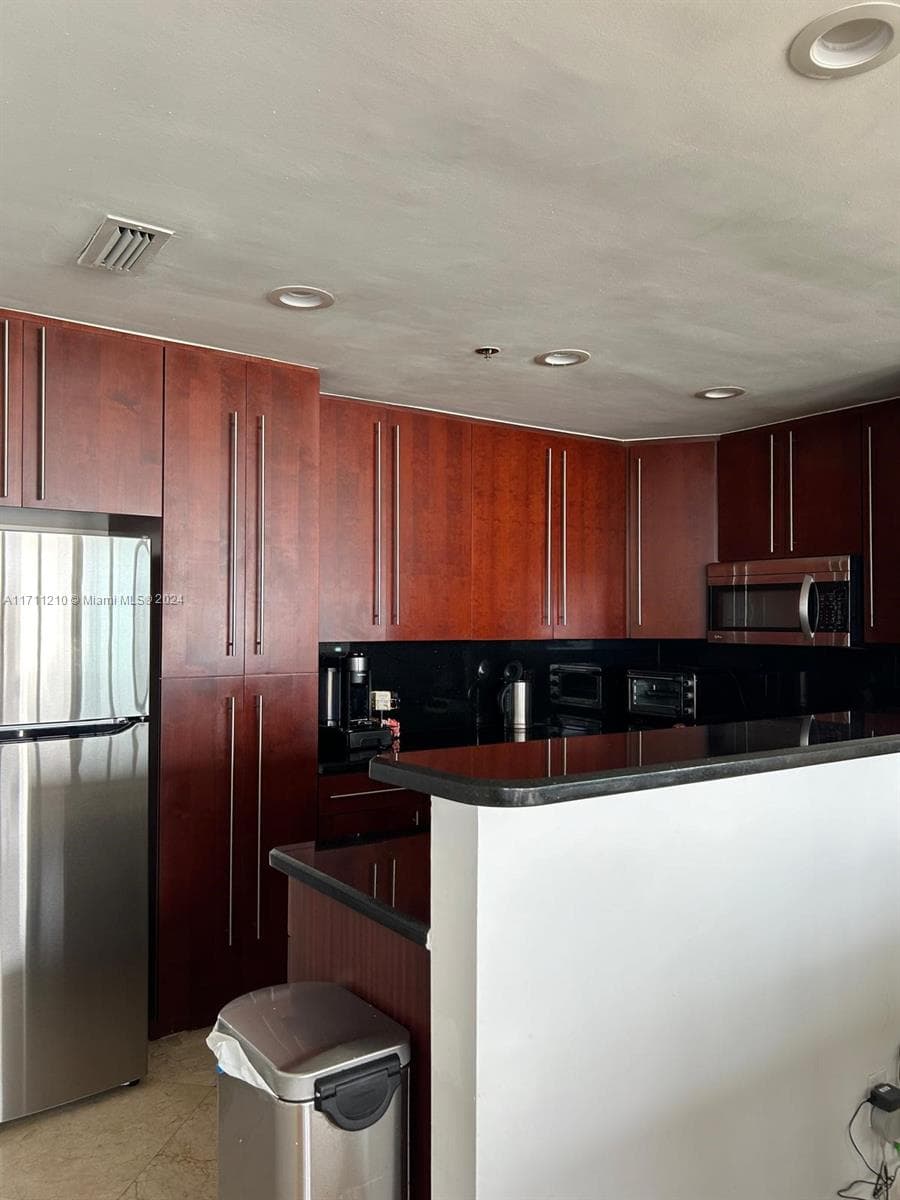 A11711210 — Miami Beach — 11