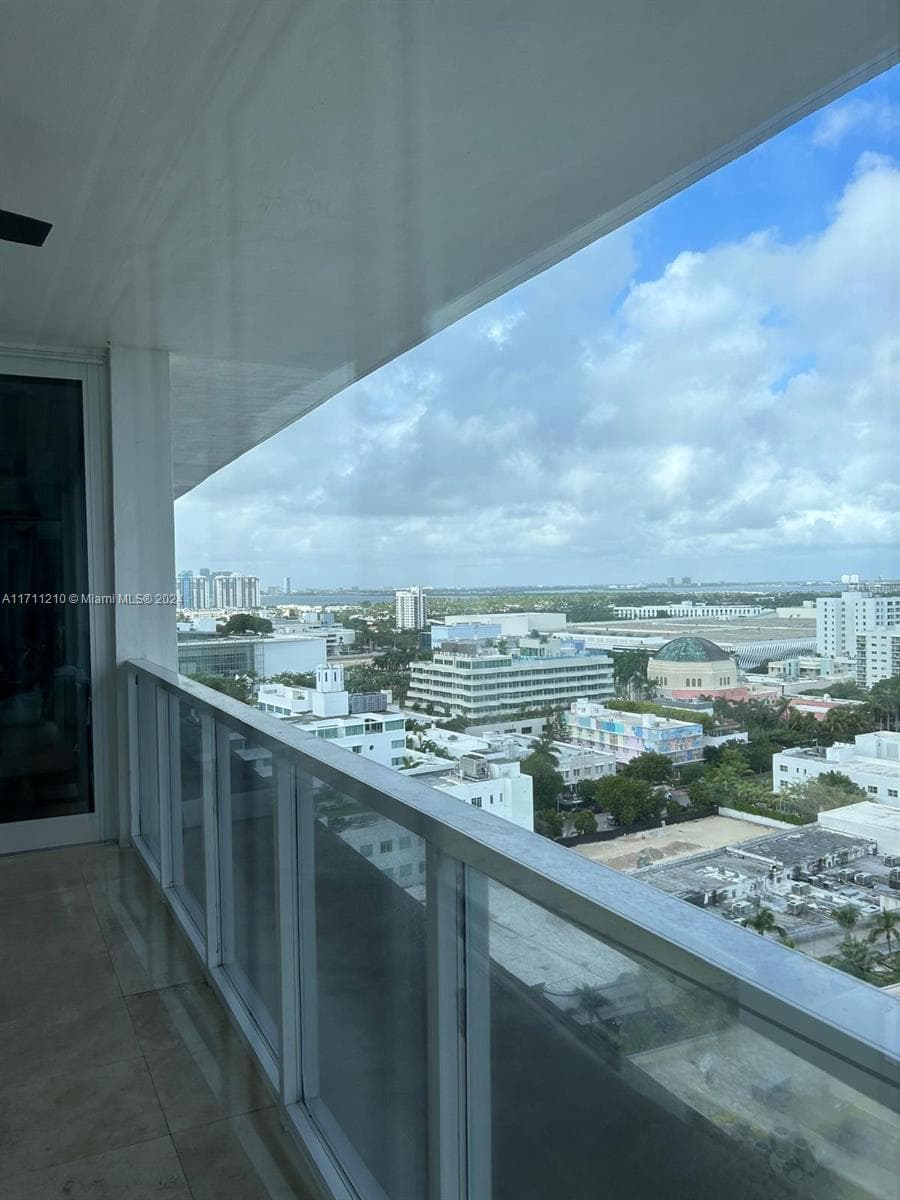 A11711210 — Miami Beach — 35