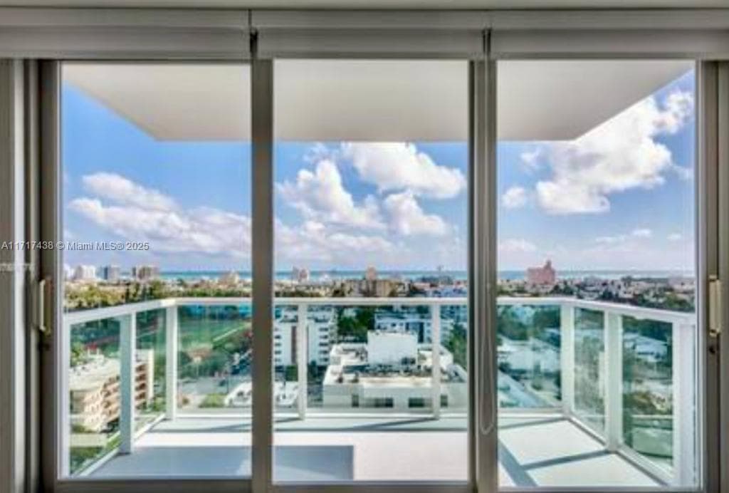A11717438 — Miami Beach