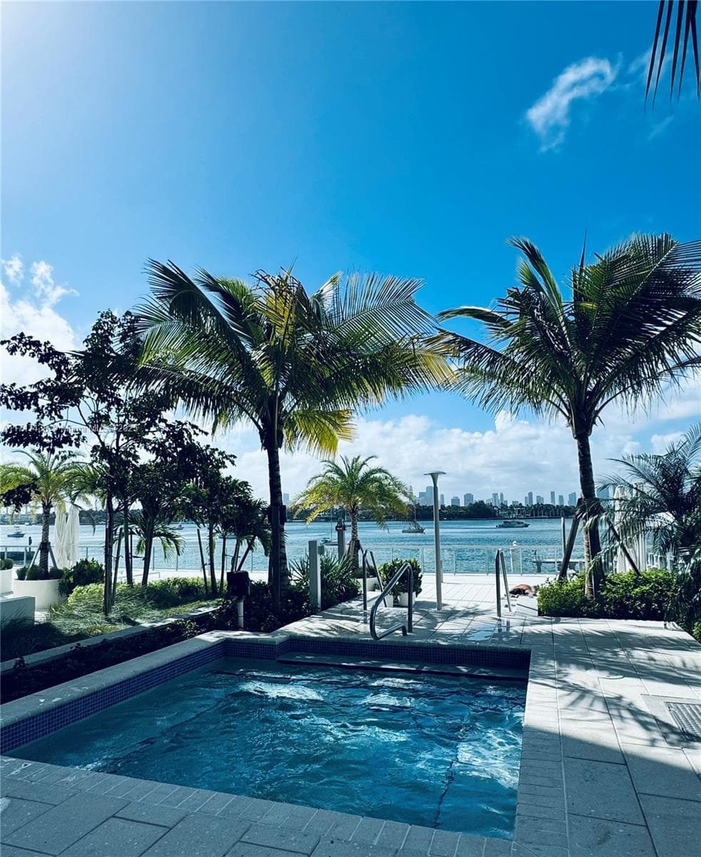 A11717438 — Miami Beach — 41