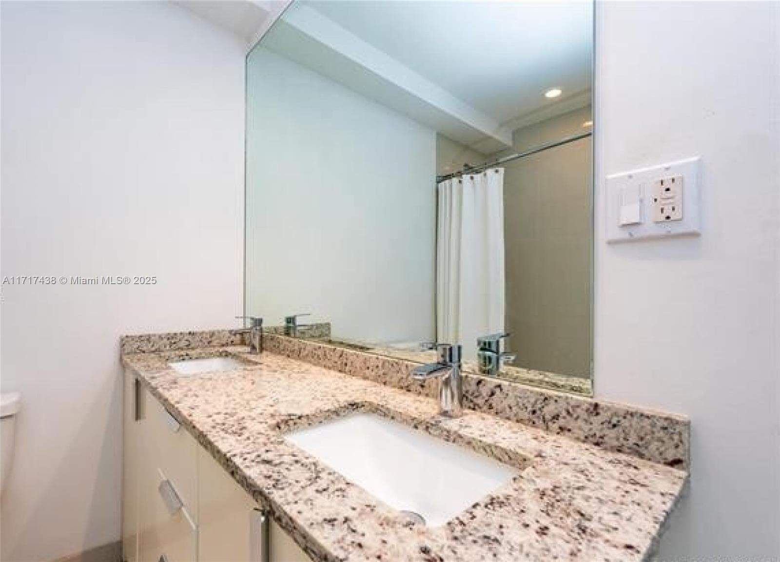 A11717438 — Miami Beach — 58