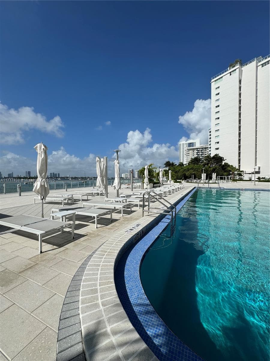 A11717438 — Miami Beach — 40