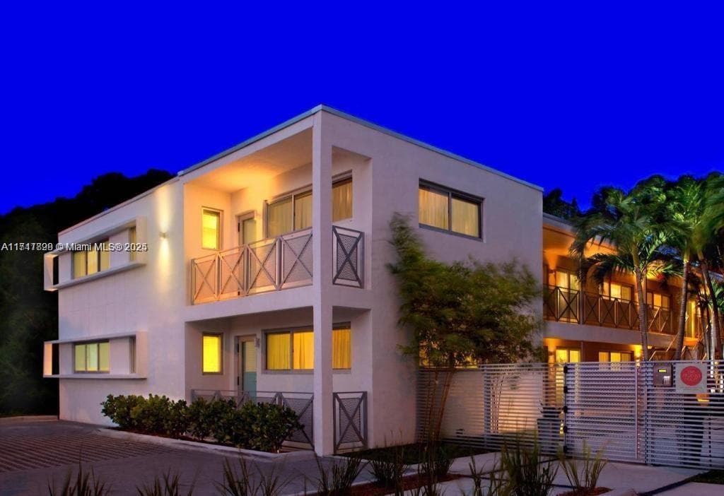 A11717898 — Miami Beach