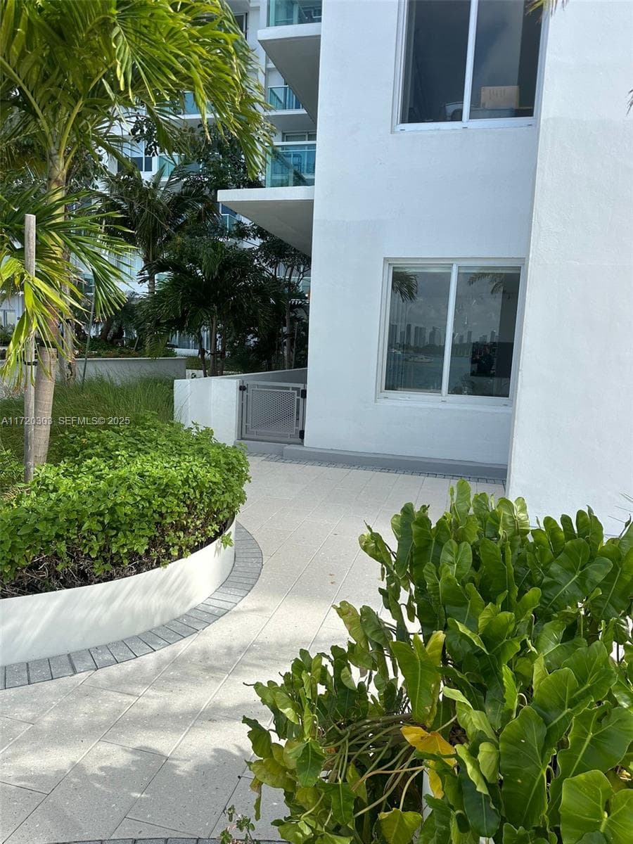 A11720303 — Miami Beach — 9