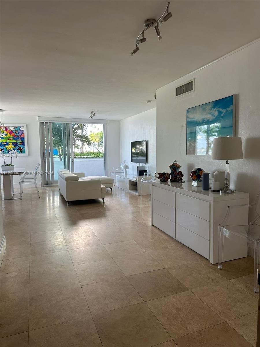 A11720303 — Miami Beach — 10