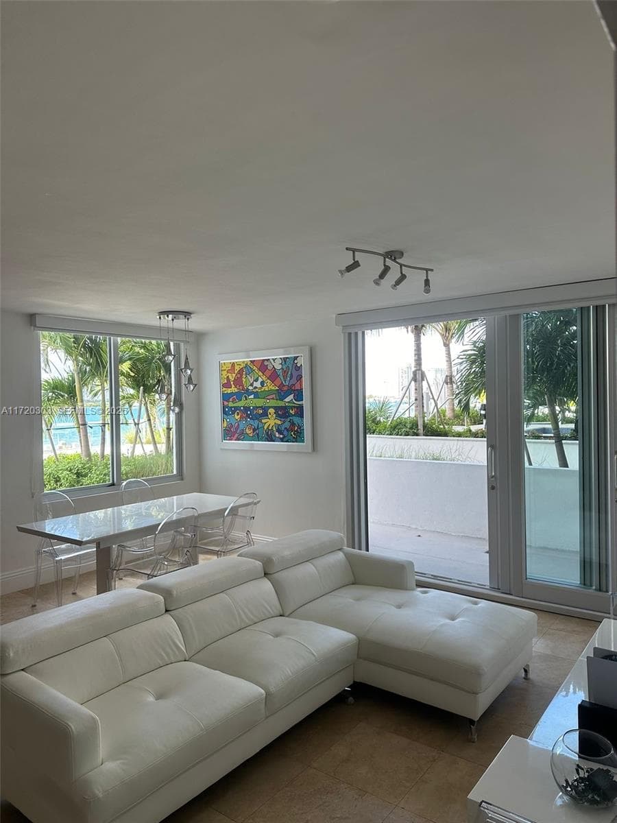 A11720303 — Miami Beach — 8