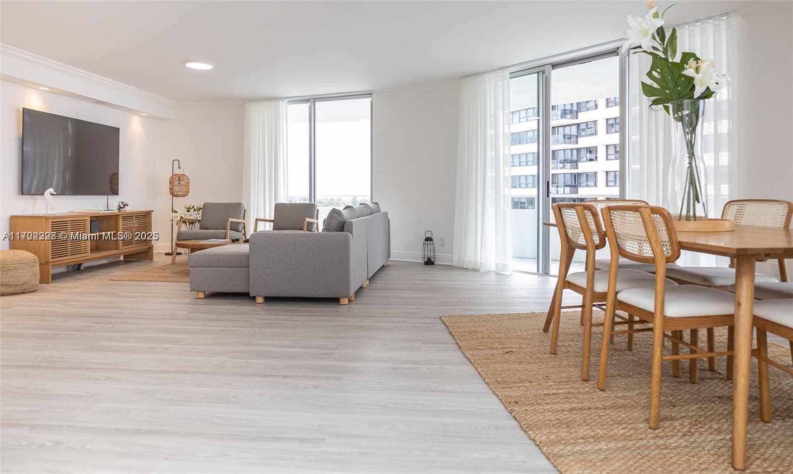 A11722398 — Miami Beach — 44