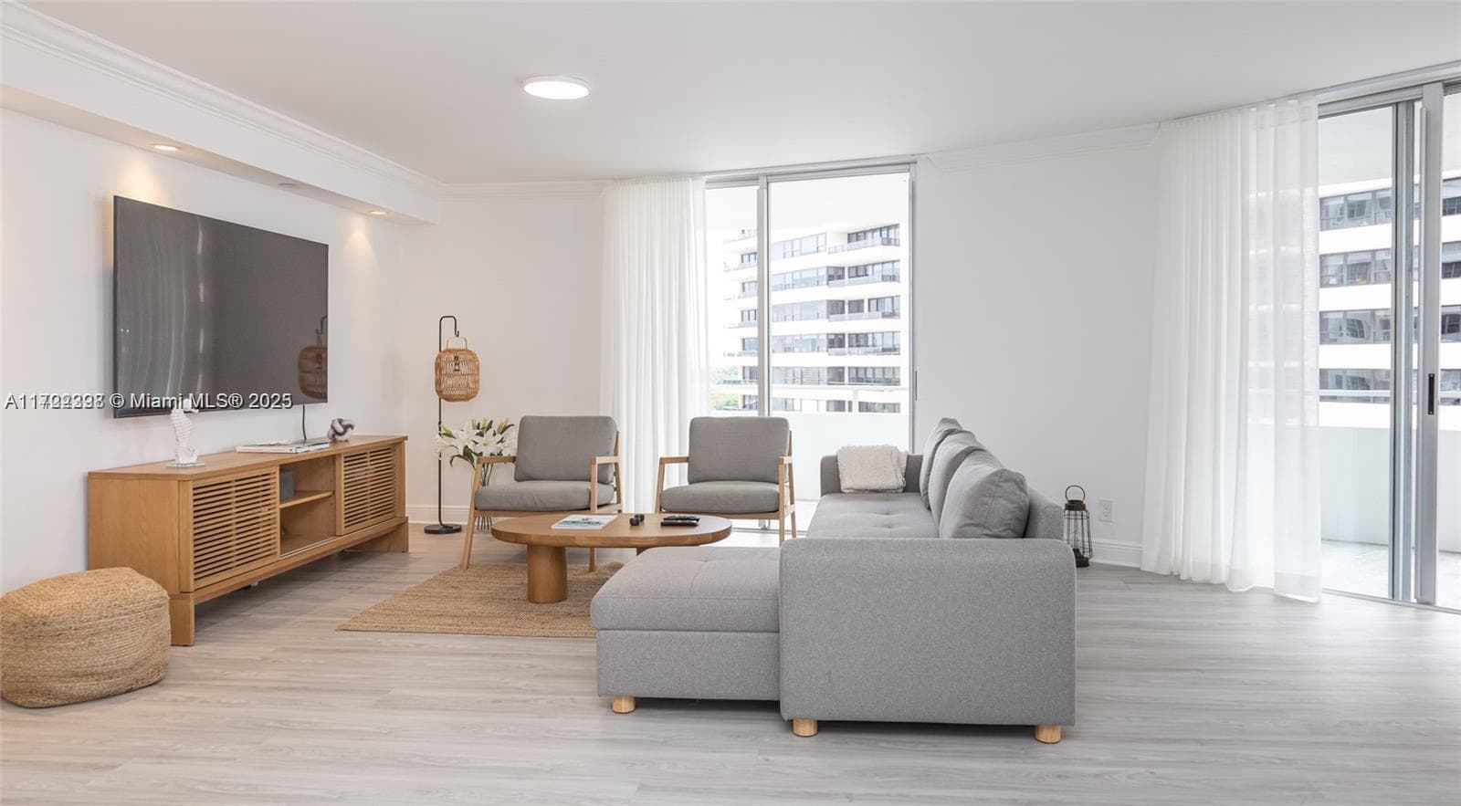 A11722398 — Miami Beach — 35