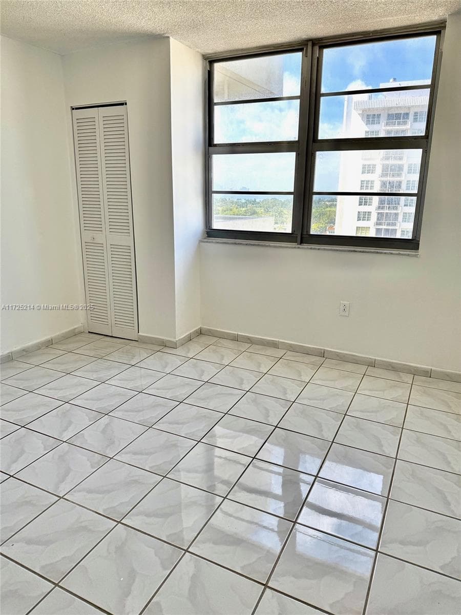 A11725214 — Miami Beach — 41