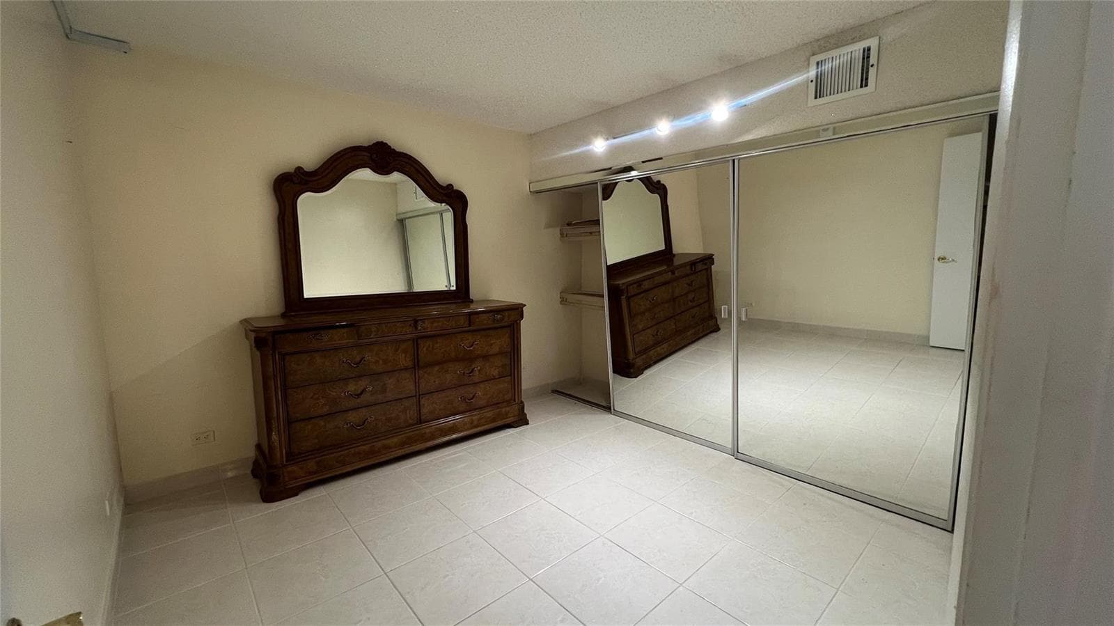 F10481037 — Miami Beach — 16