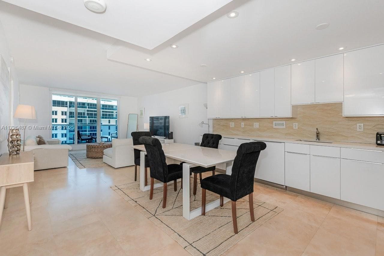 A11726487 — Miami Beach