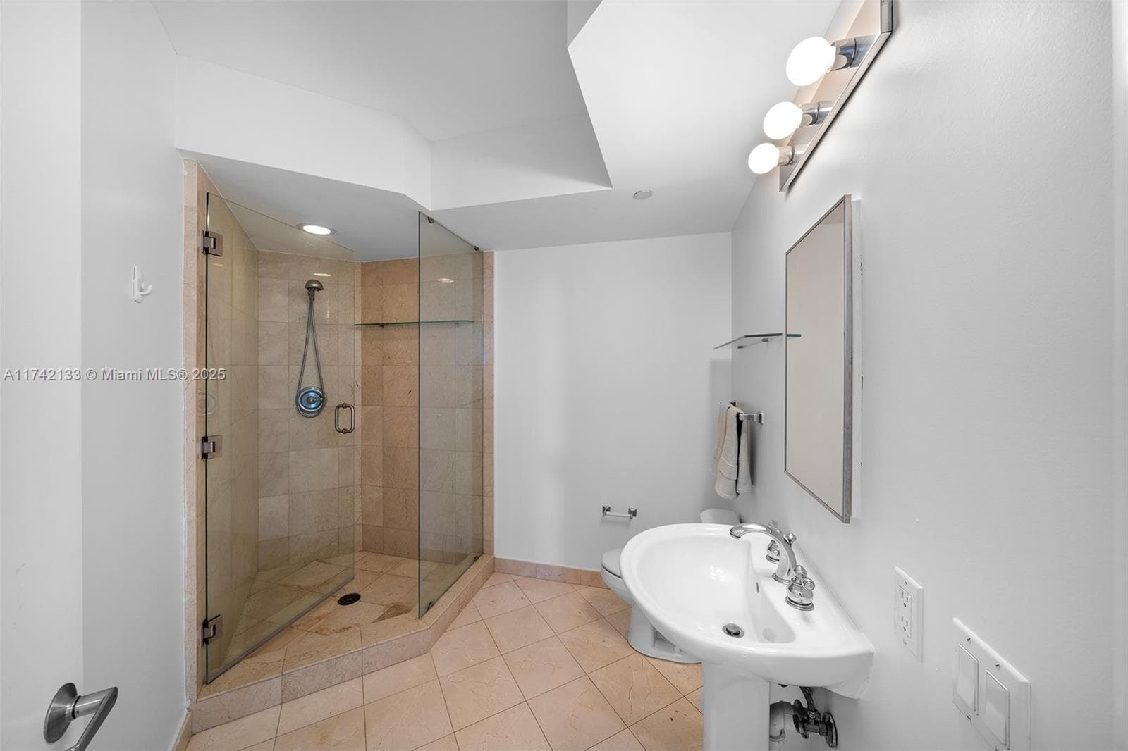 A11742133 — Miami Beach — 20