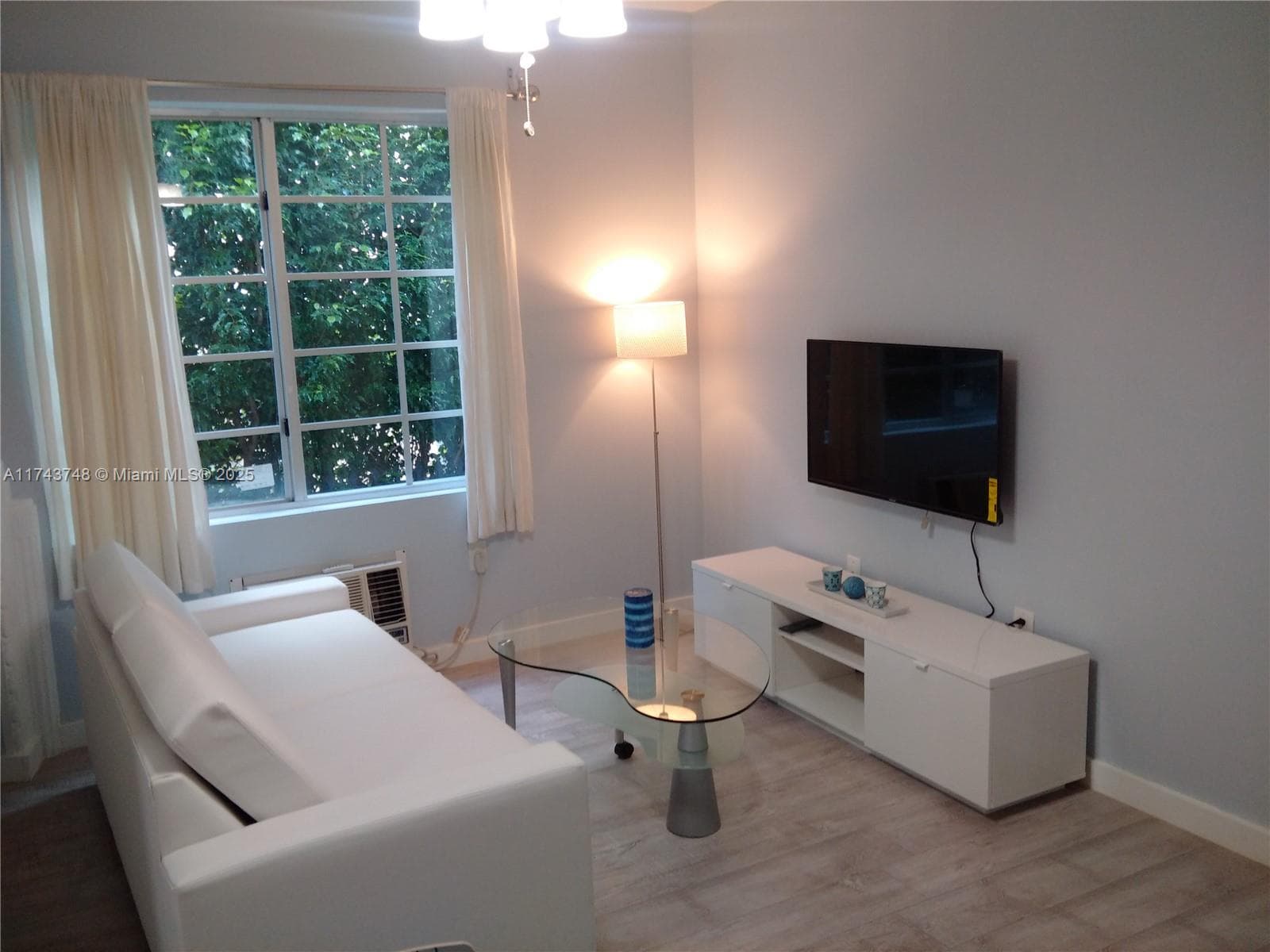 A11743748 — Miami Beach — 10
