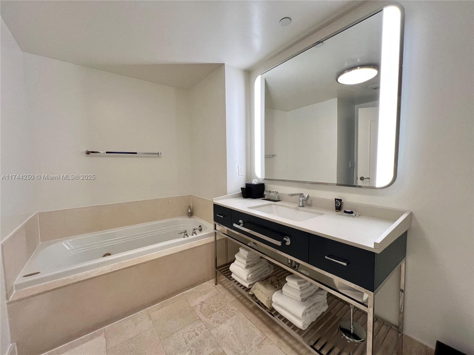 A11744250 — Miami Beach — 7