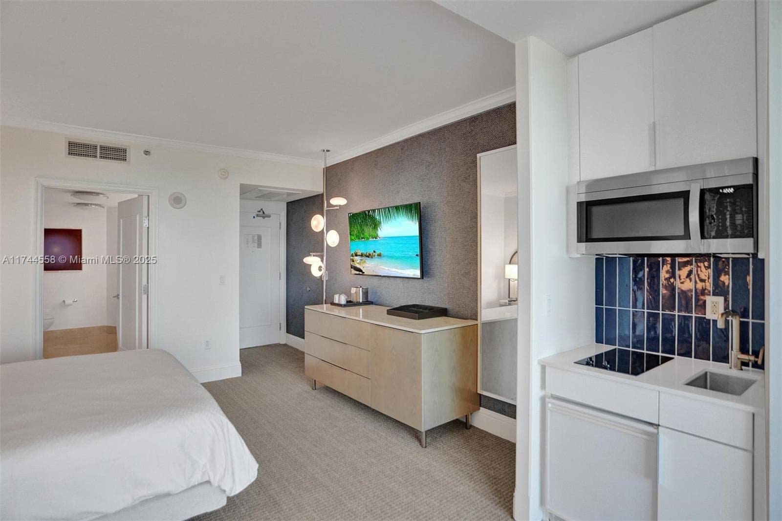 A11744558 — Miami Beach — 33