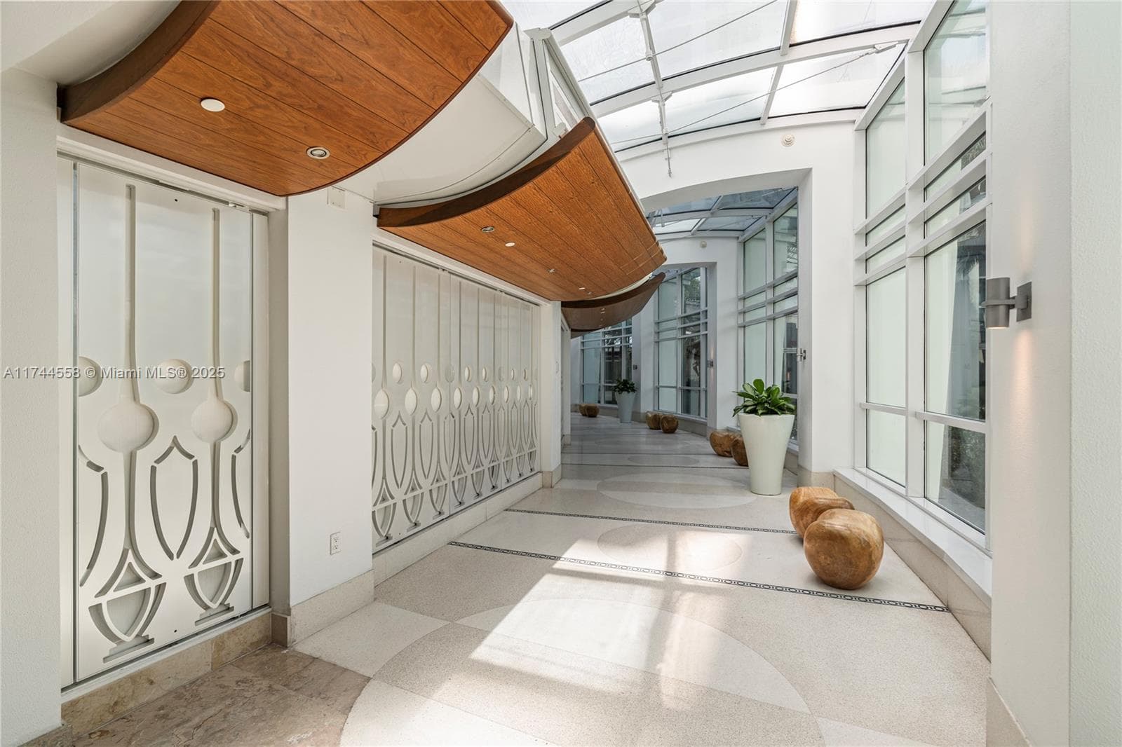 A11744558 — Miami Beach — 64