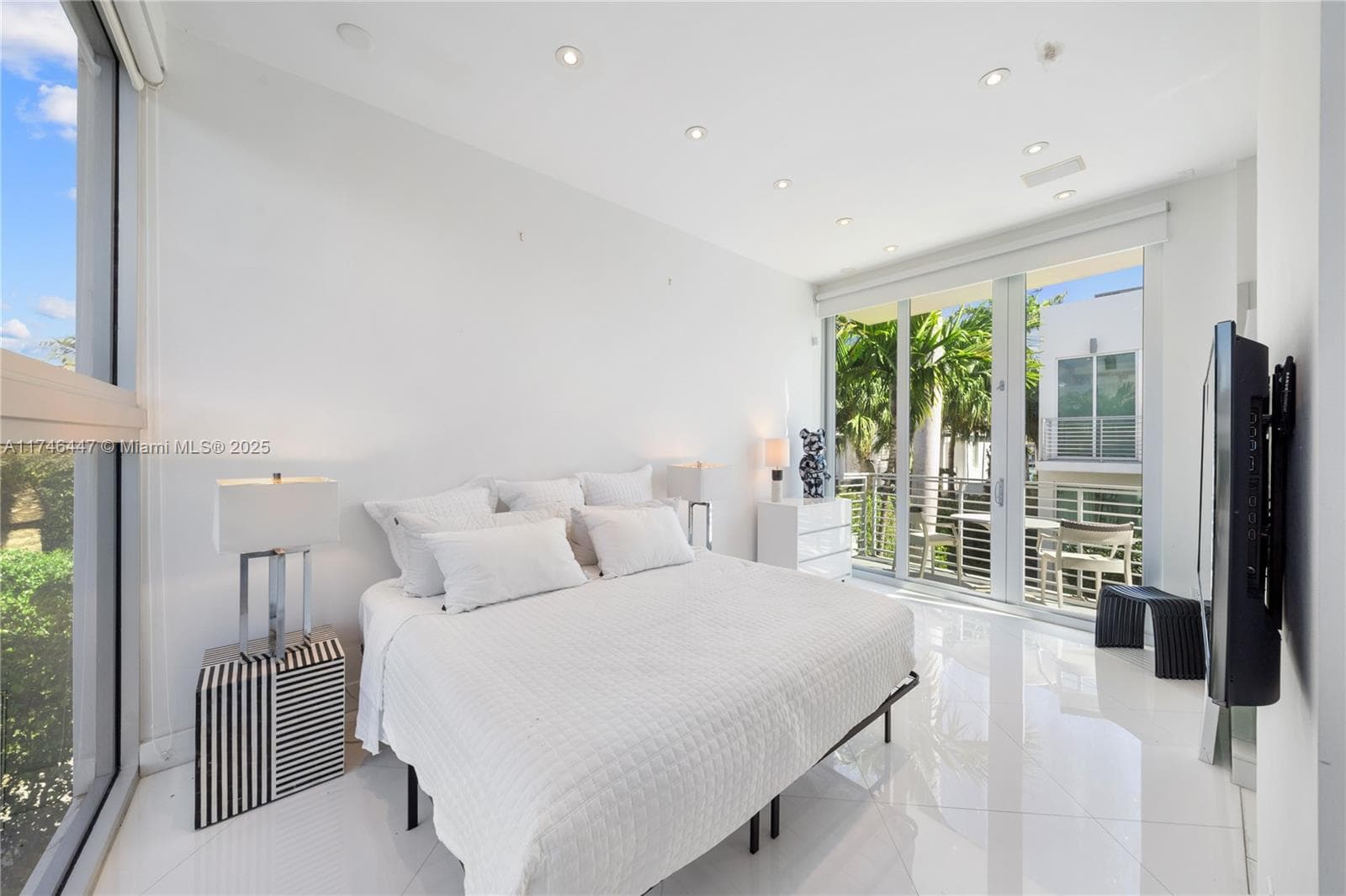 A11746447 — Miami Beach — 69