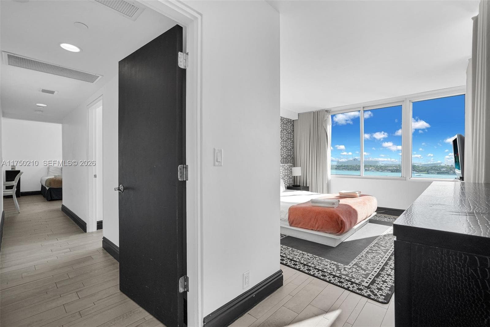 A11750210 — Miami Beach — 20