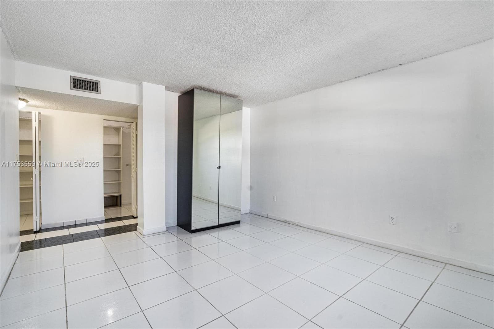A11753559 — Miami Beach — 16