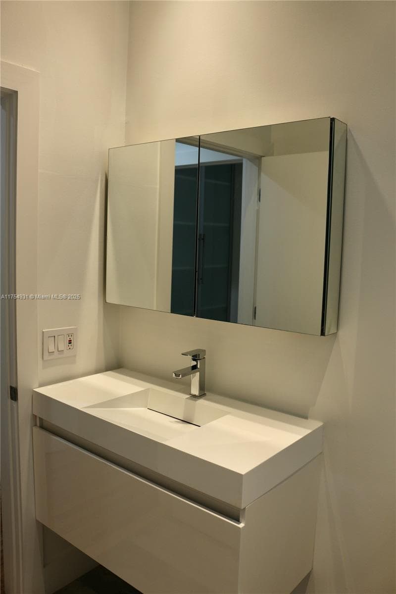 A11754931 — Miami Beach — 40