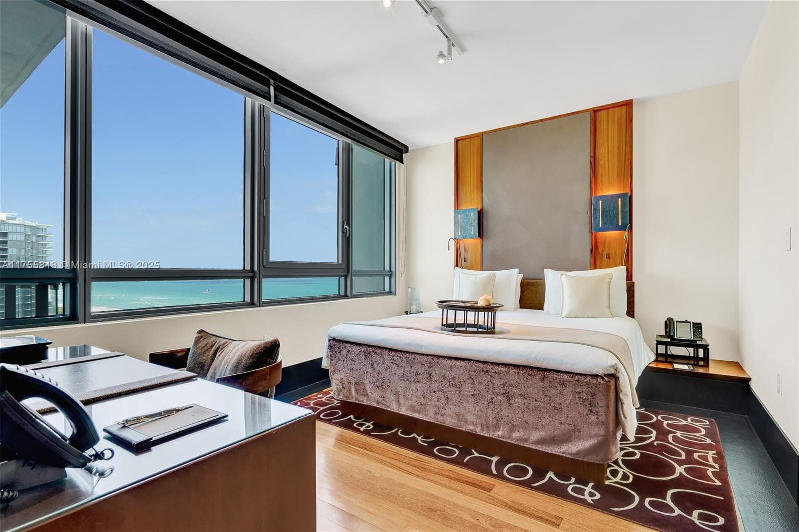 A11755848 — Miami Beach — 18