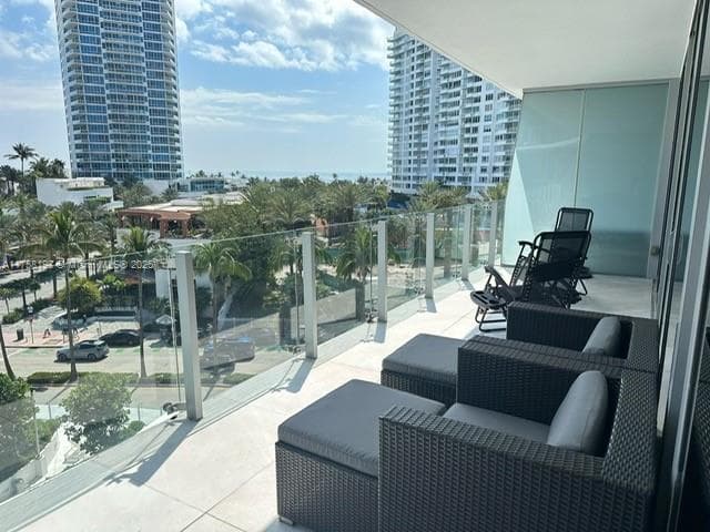 A11758198 — Miami Beach — 2