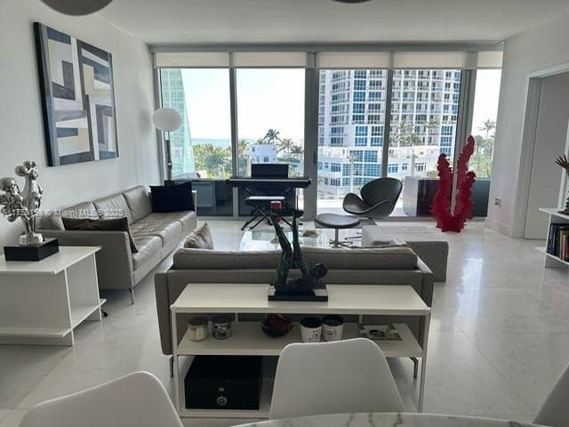 A11758198 — Miami Beach — 11