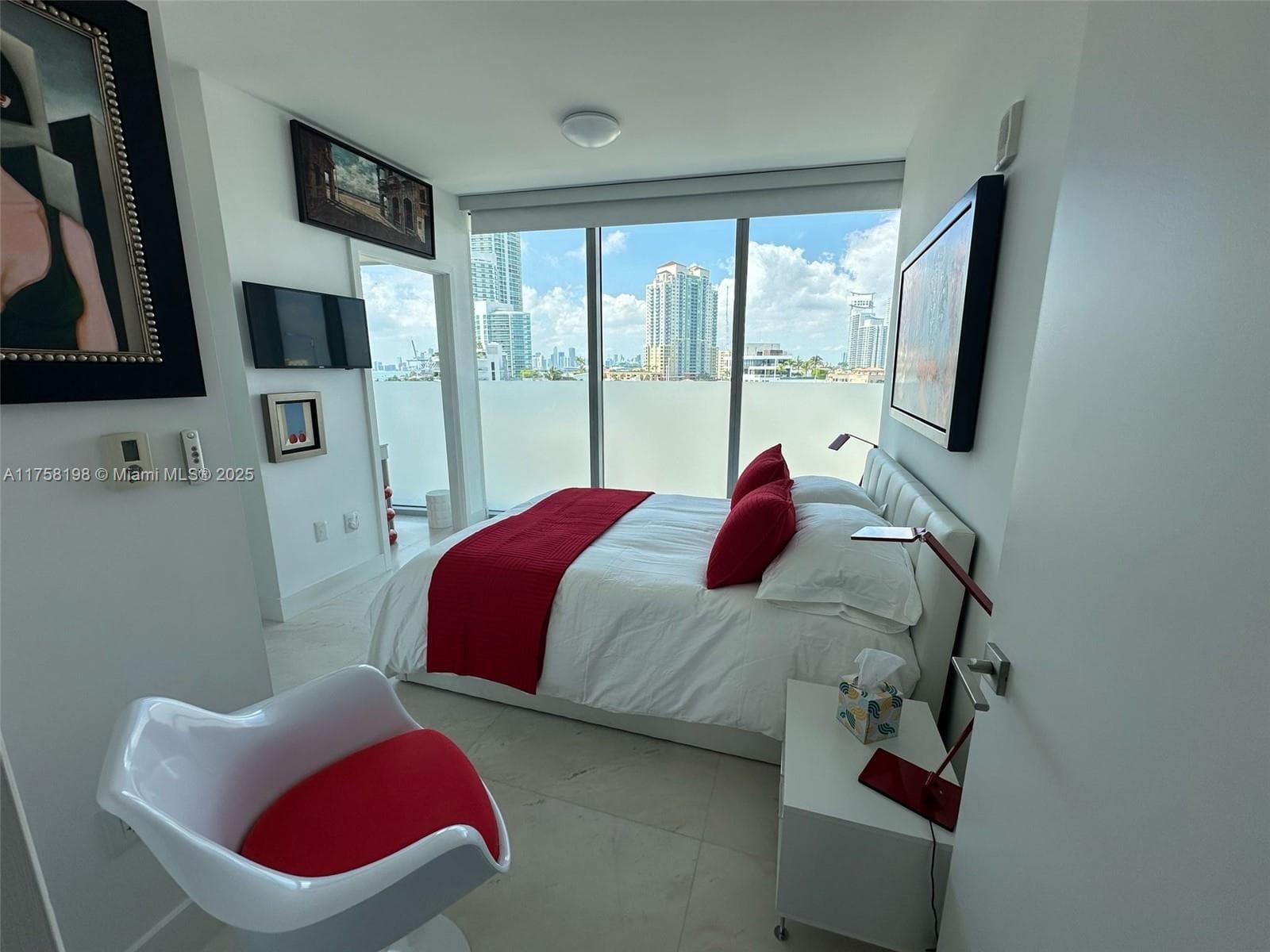 A11758198 — Miami Beach — 19