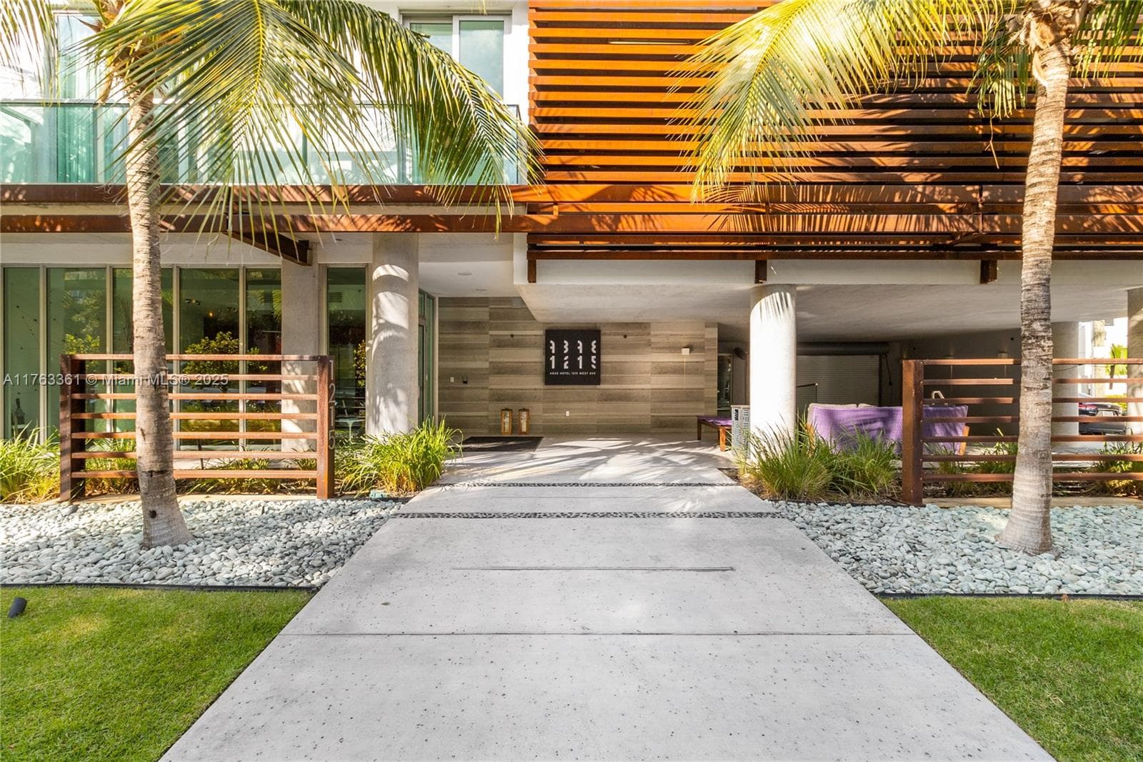 A11763361 — Miami Beach