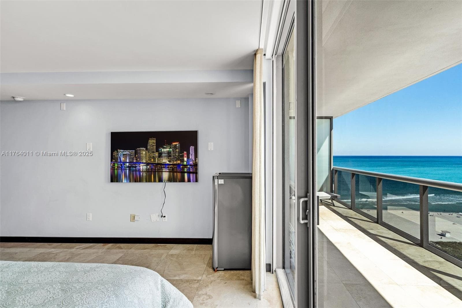 A11764011 — Miami Beach — 2