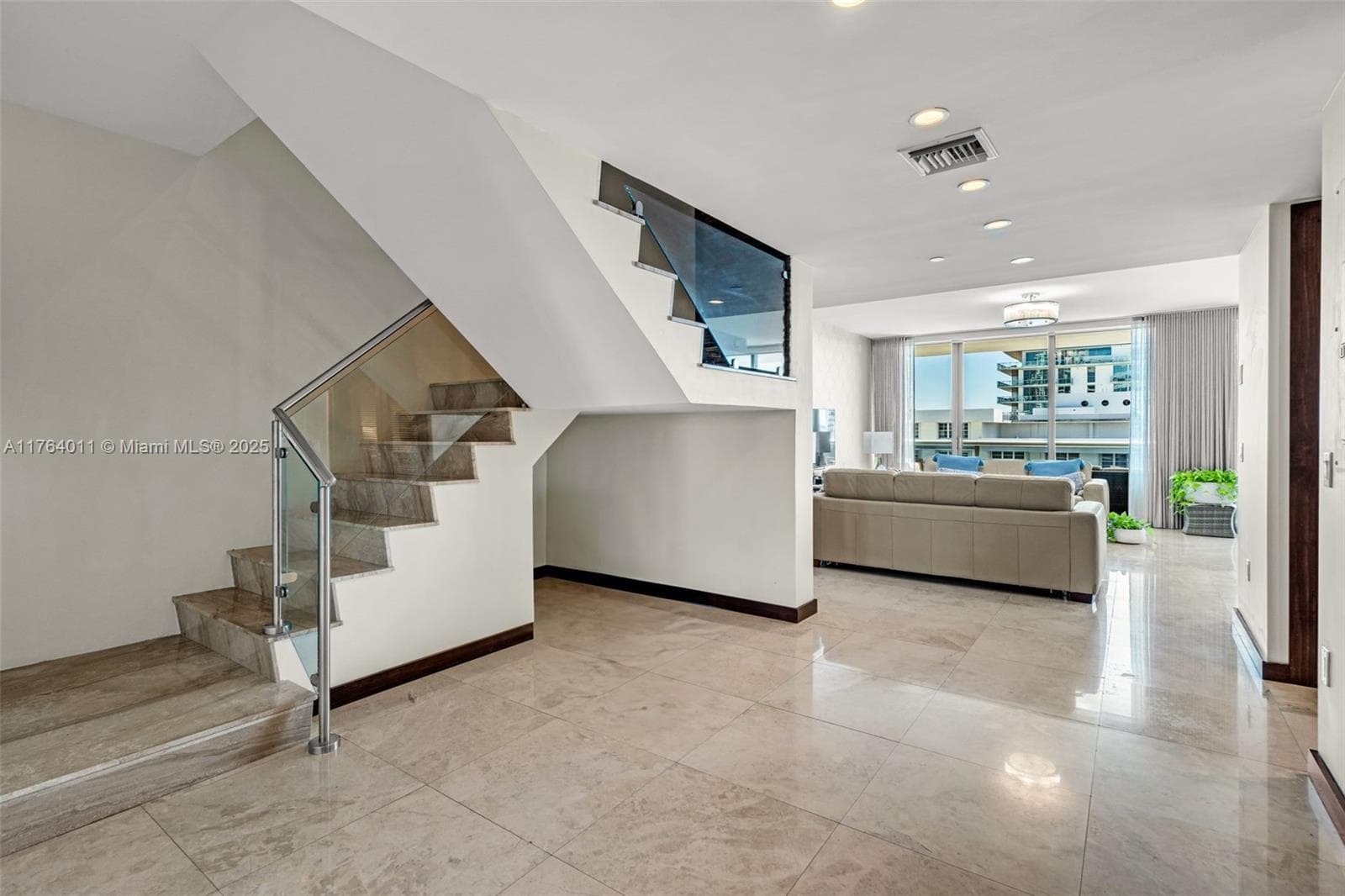 A11764011 — Miami Beach — 6
