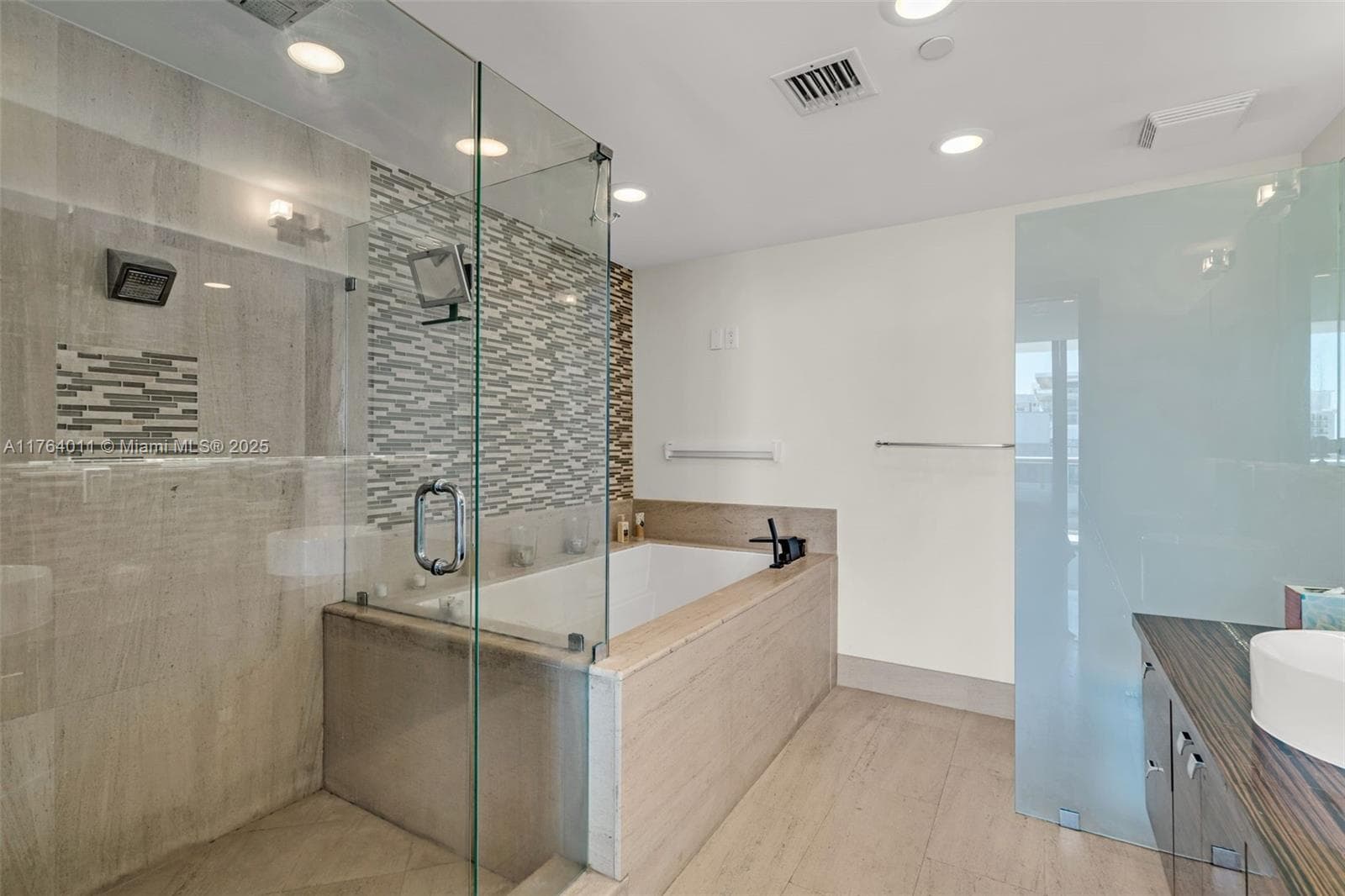 A11764011 — Miami Beach — 16