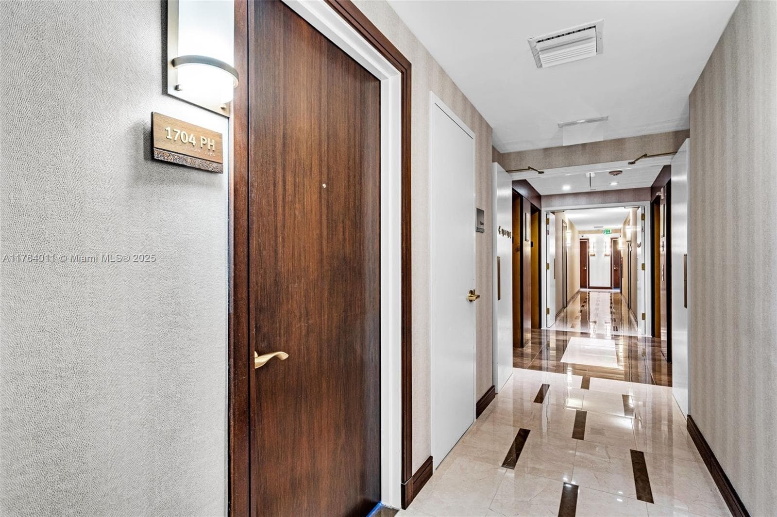 A11764011 — Miami Beach — 33
