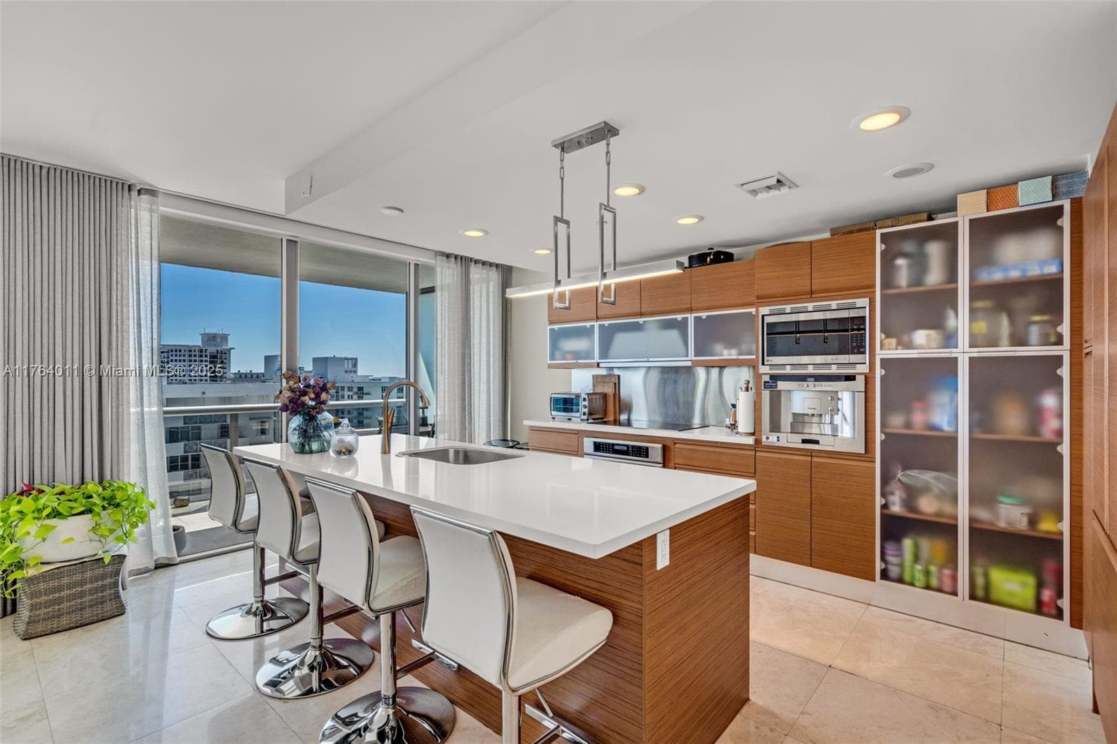 A11764011 — Miami Beach — 11