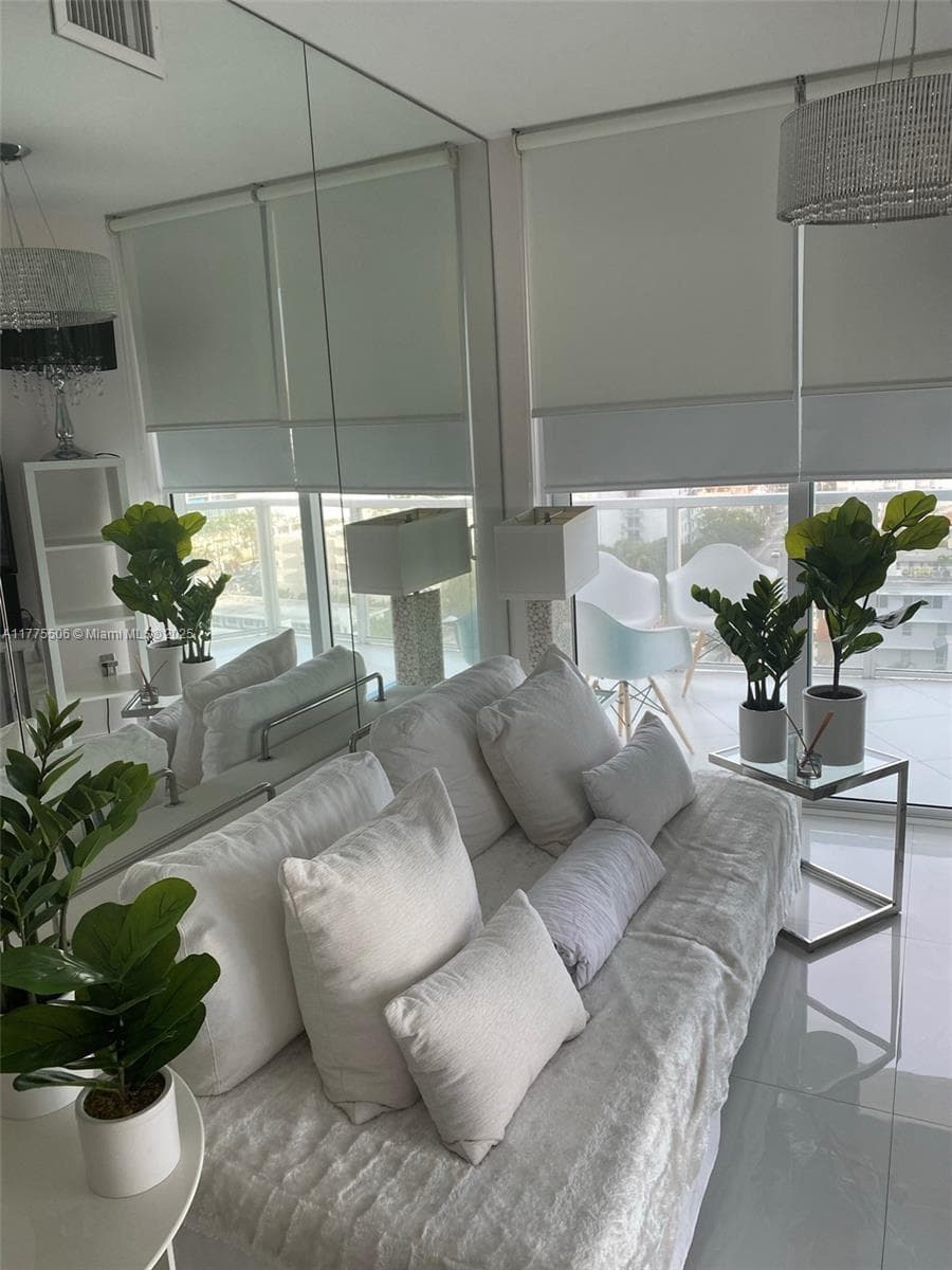 A11775506 — Miami Beach — 2