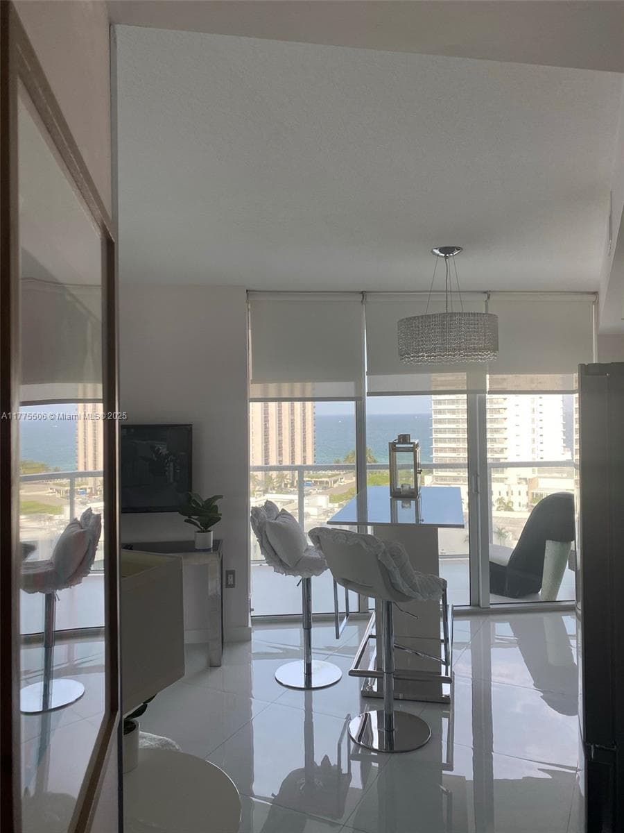 A11775506 — Miami Beach