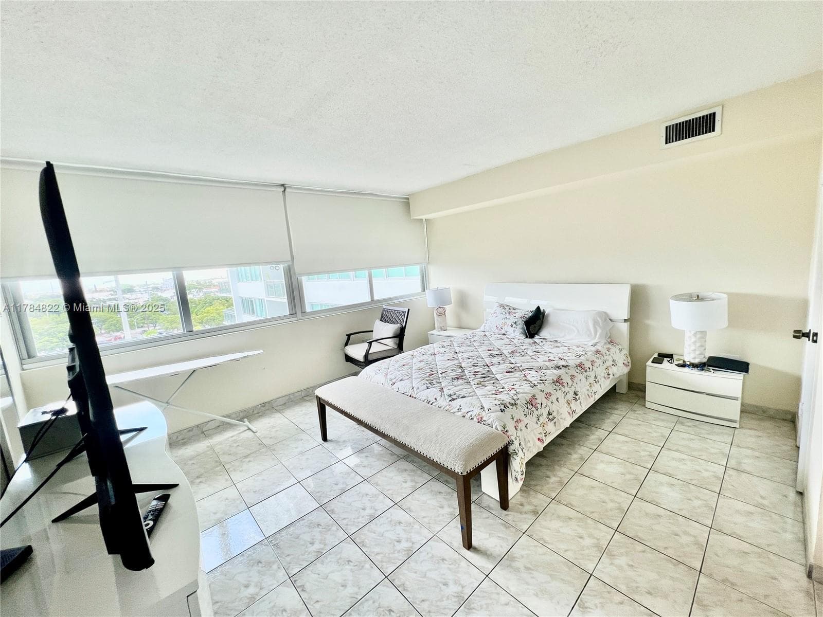 A11784822 — Miami Beach — 25