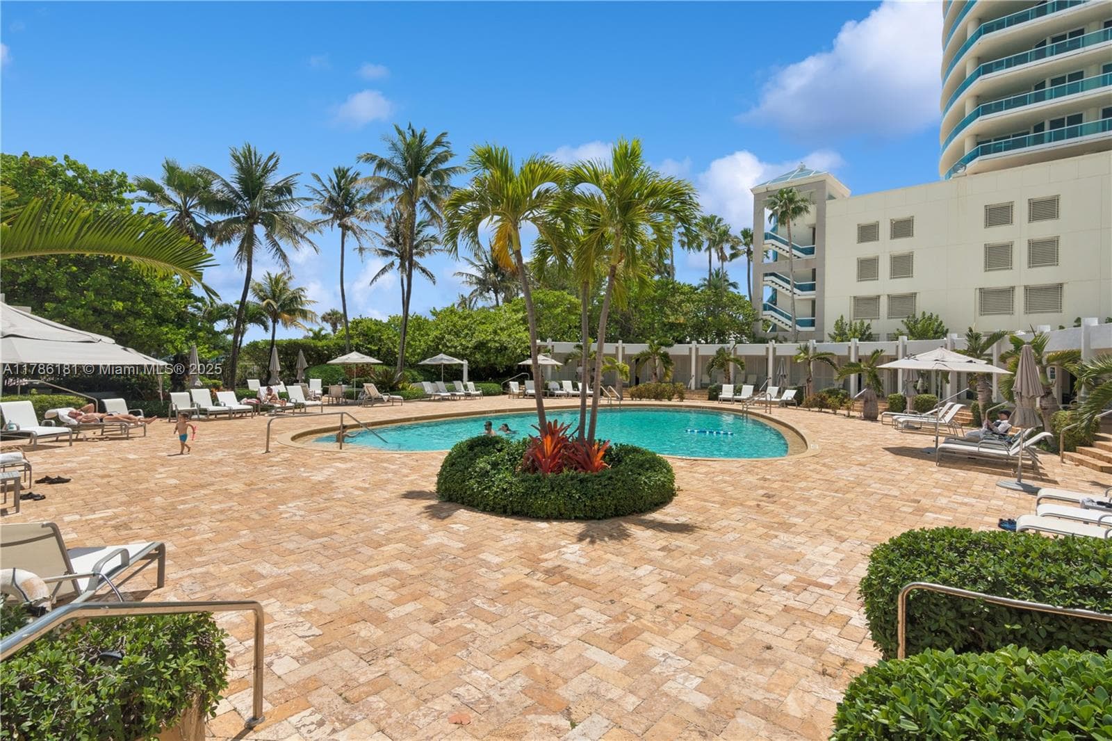 A11786181 — Miami Beach — 13