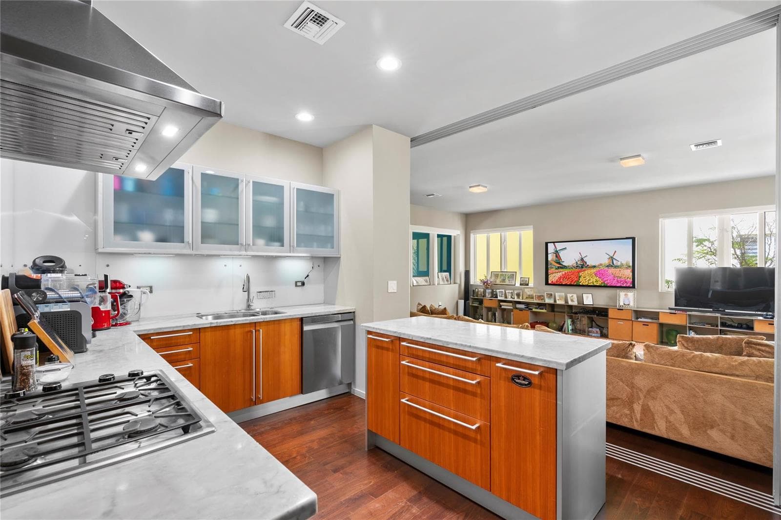 F10499919 — Miami Beach — 23