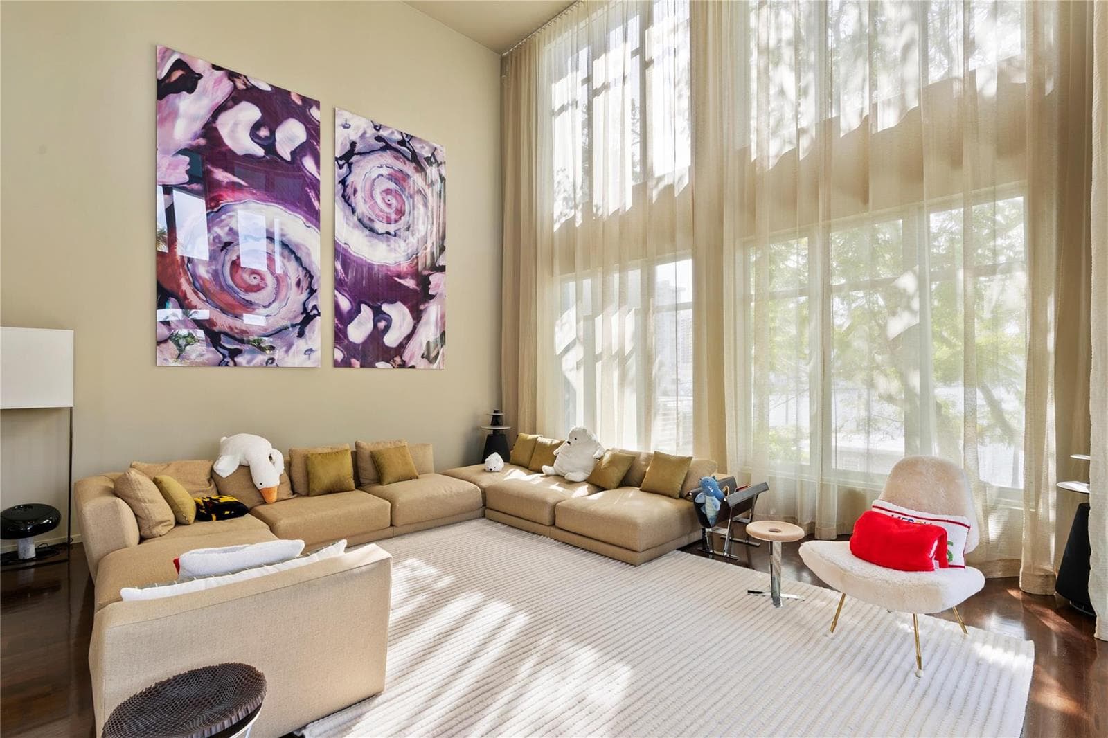 F10499919 — Miami Beach — 2
