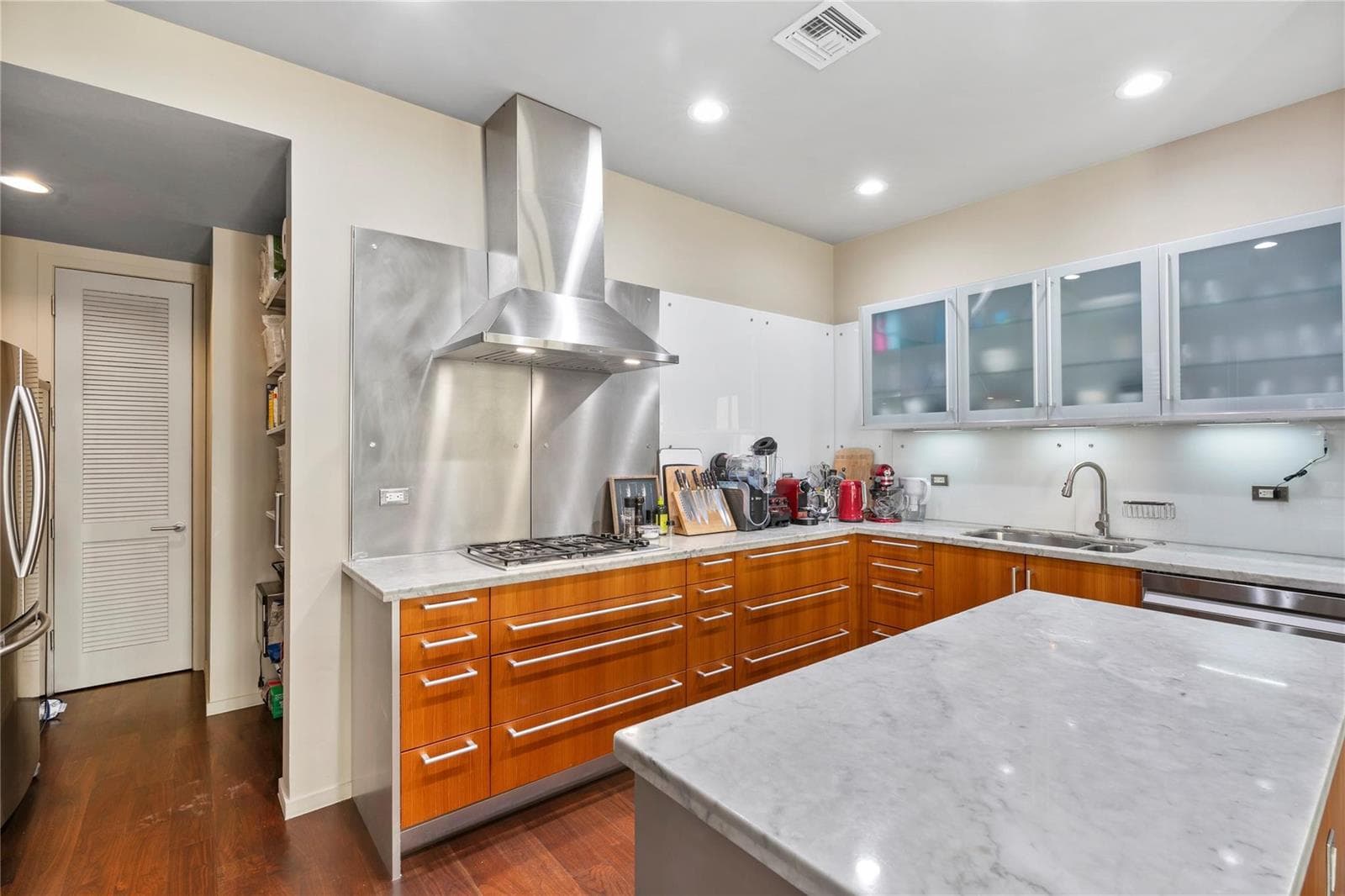 F10499919 — Miami Beach — 24