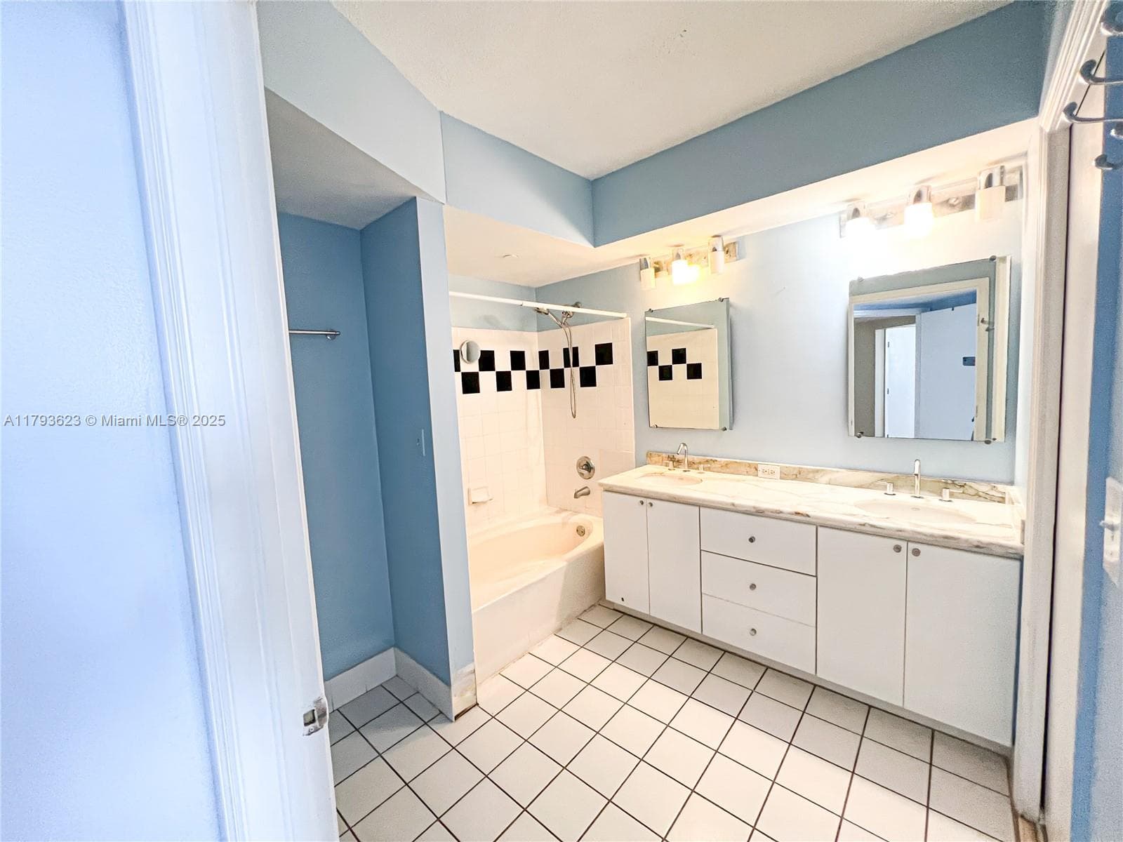 A11793623 — Miami Beach — 15