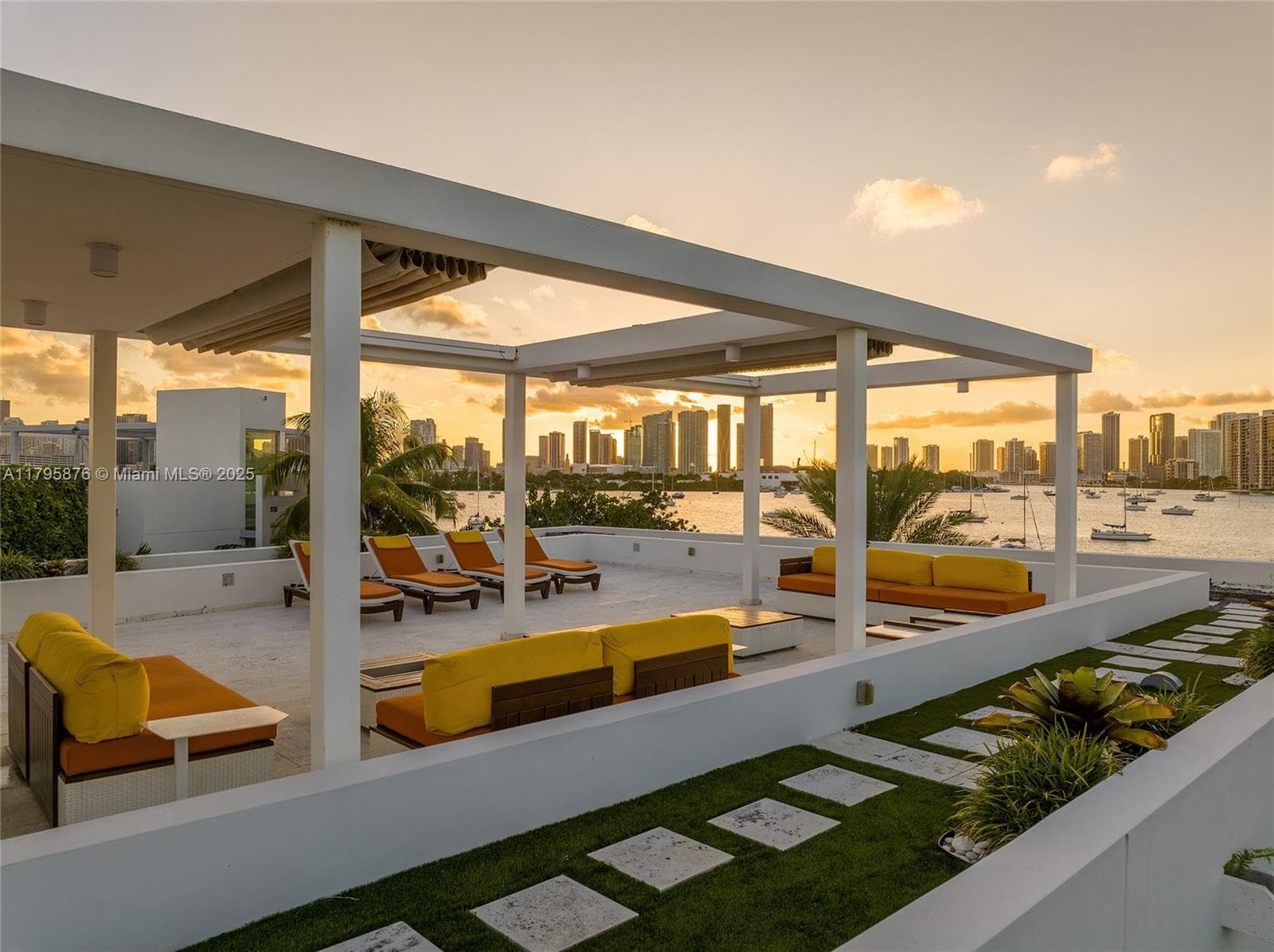 A11795876 — Miami Beach — 92