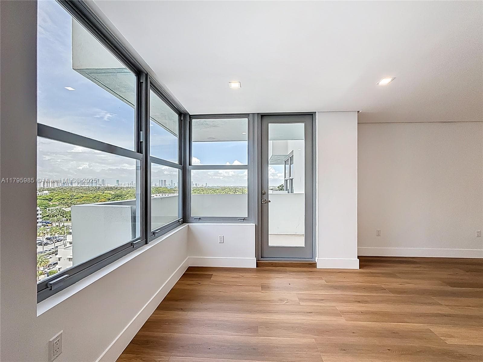 A11795985 — Miami Beach — 16