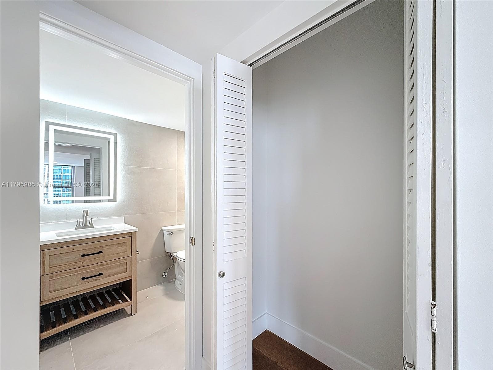 A11795985 — Miami Beach — 26